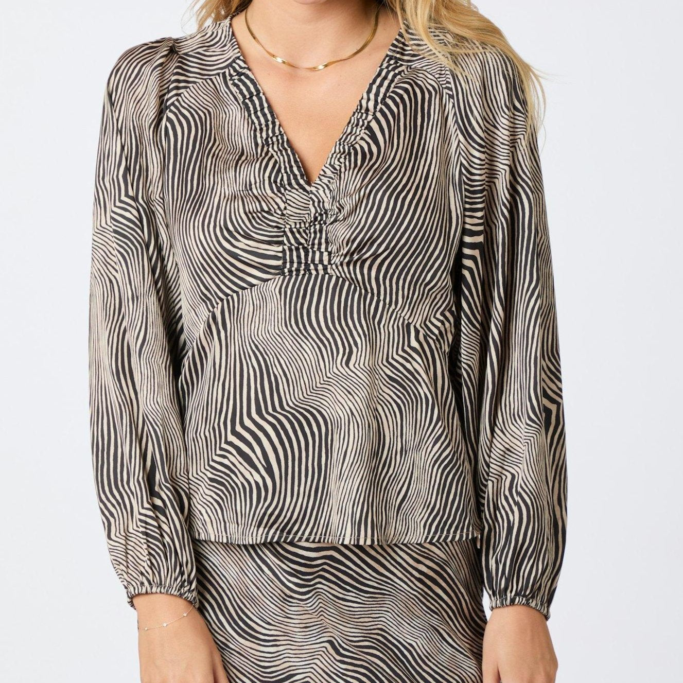Neo Noir Istana Floating Wave Bluse Dark Sand