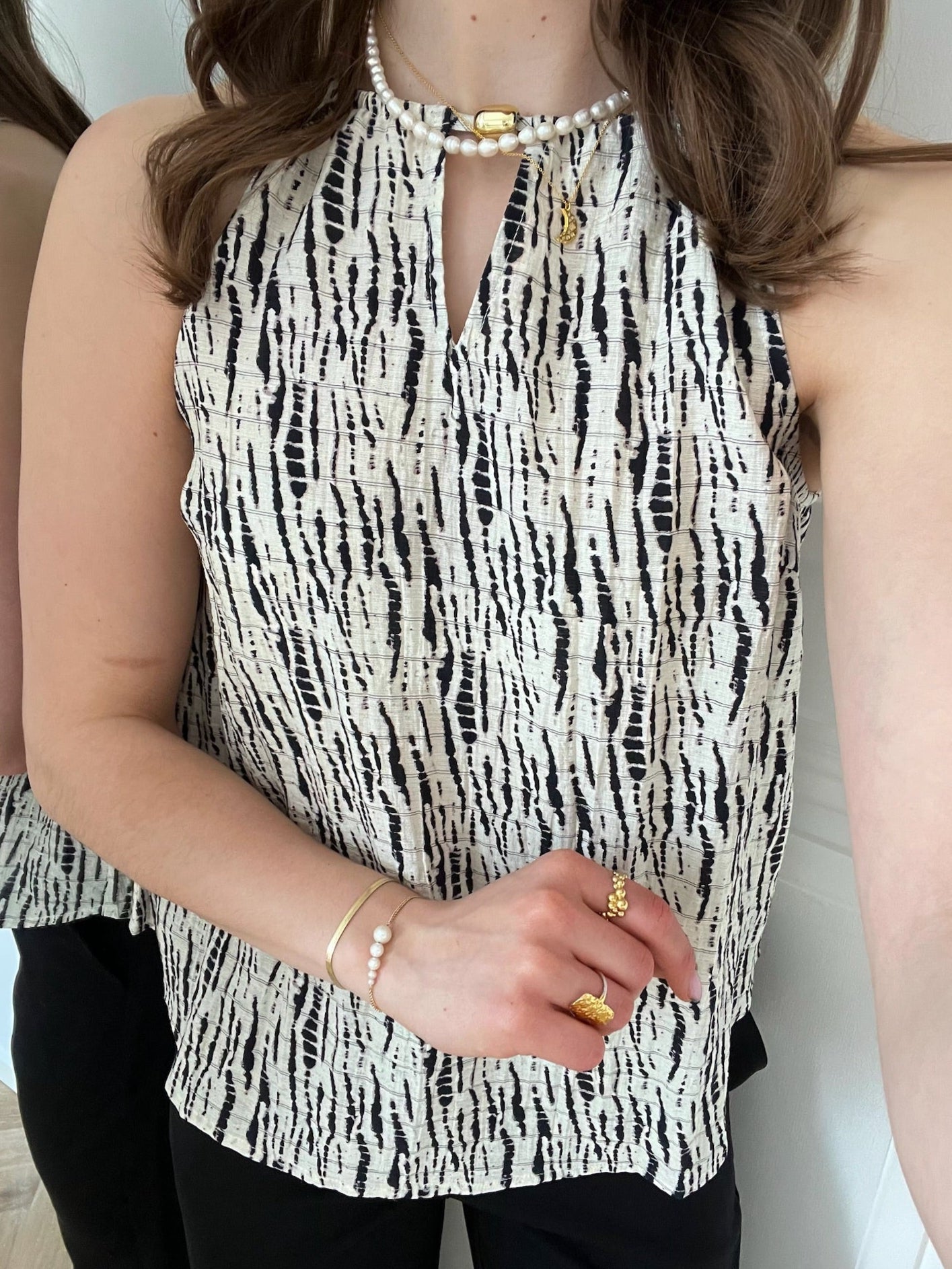 Co'Couture Carola Plunge Top Off White/Black Levere