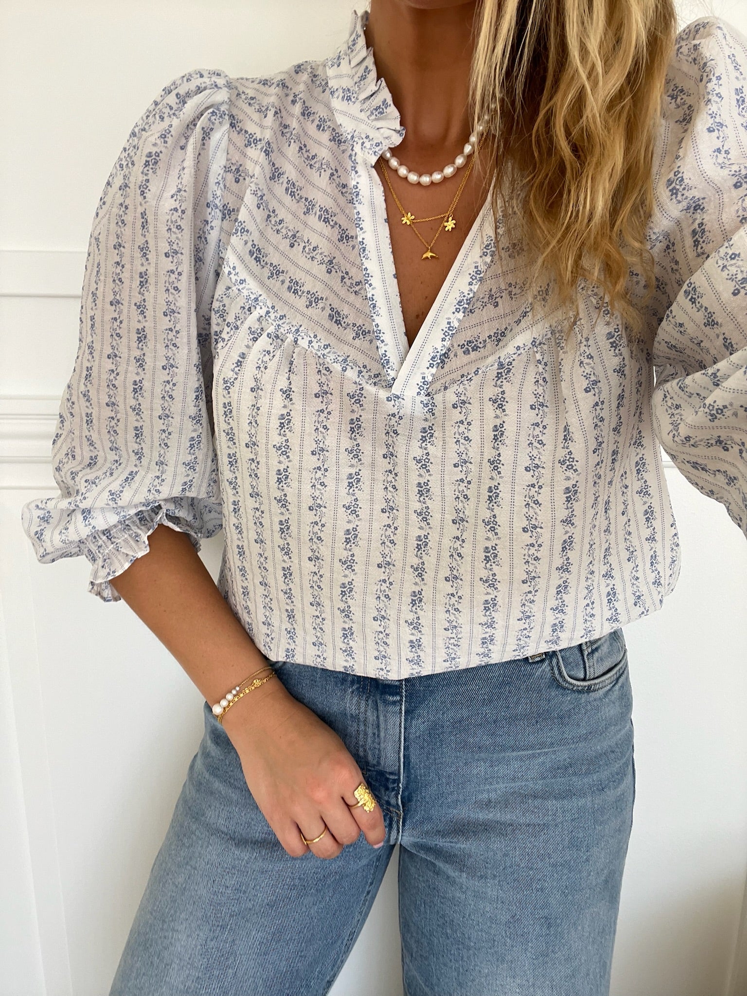 Neo Noir Carlie Flower Stripe Bluse Blue Online salg
