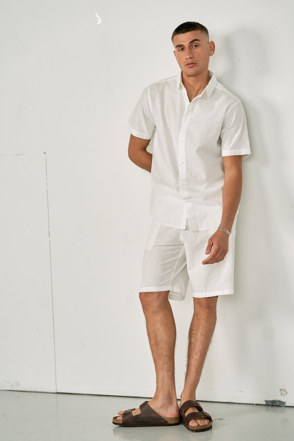 hoerset-saet-kortaermet-skjorte-hoer-shorts-hvid-pakketilbud_2.jpg Hørset Sæt Kortærmet Skjorte + Hør shorts – Hvid (Pakketilbud)