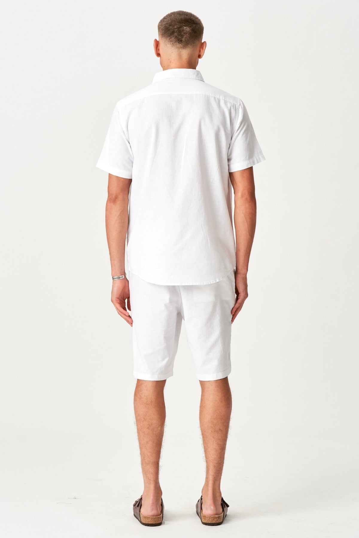 hoerset-saet-kortaermet-skjorte-hoer-shorts-hvid-pakketilbud_3.jpg Hørset Sæt Kortærmet Skjorte + Hør shorts – Hvid (Pakketilbud)