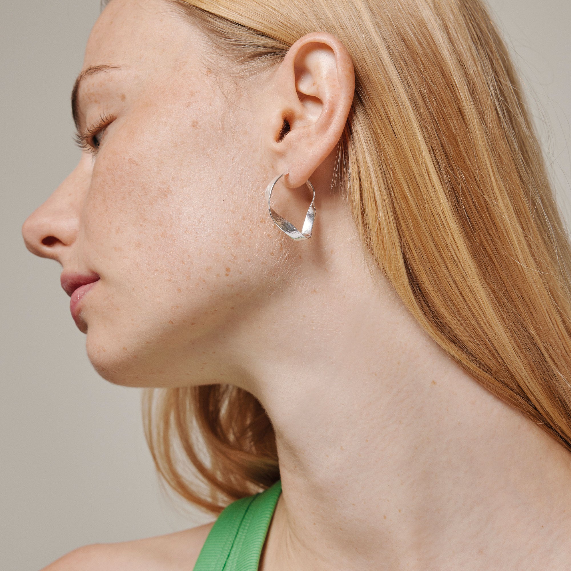 Enamel Scarlet Small Hoops Online Hot Salg