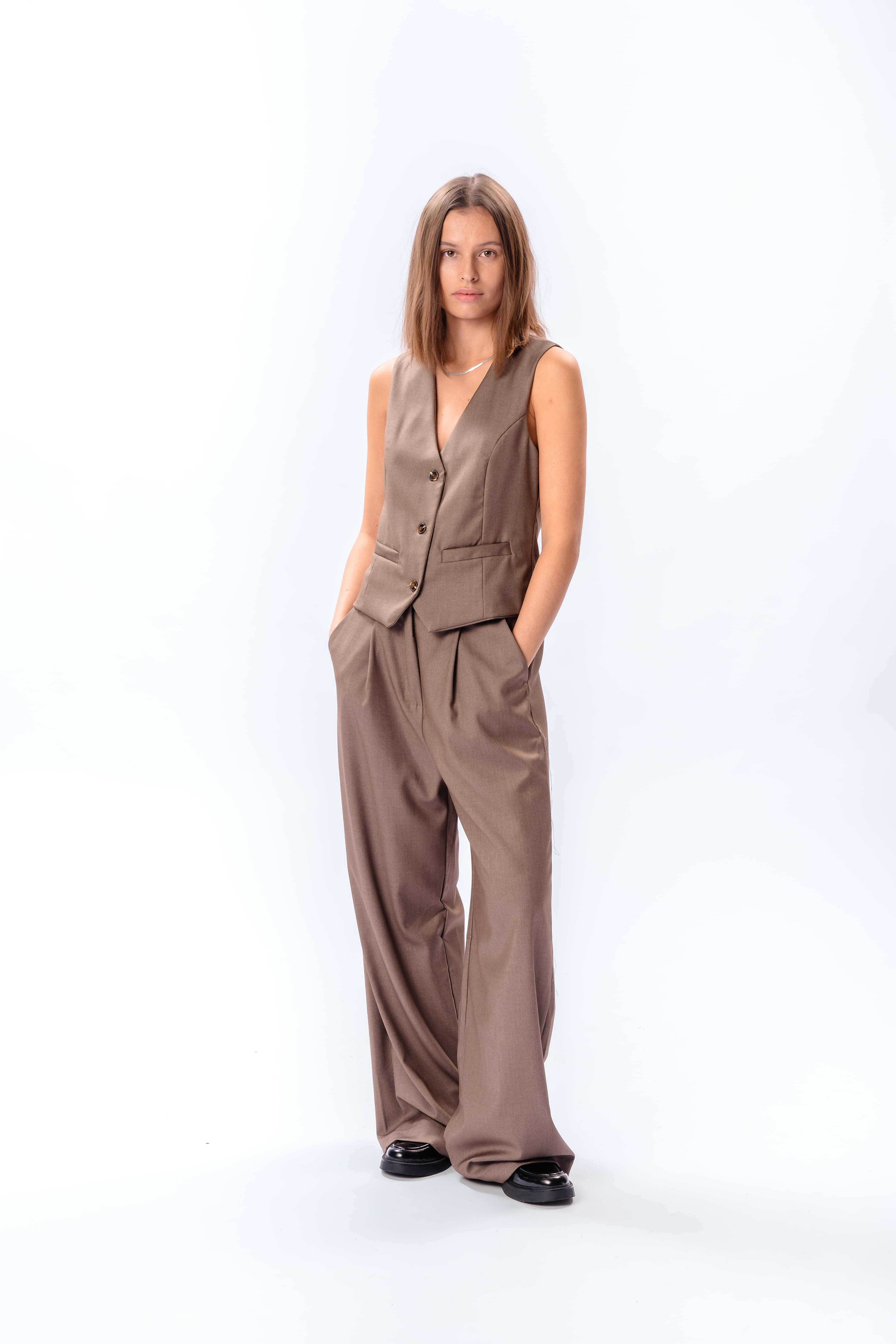nadia-vest-og-pants-taupe-pakketilbud_1.jpg Nadia Vest og Pants (Taupe) - Pakketilbud