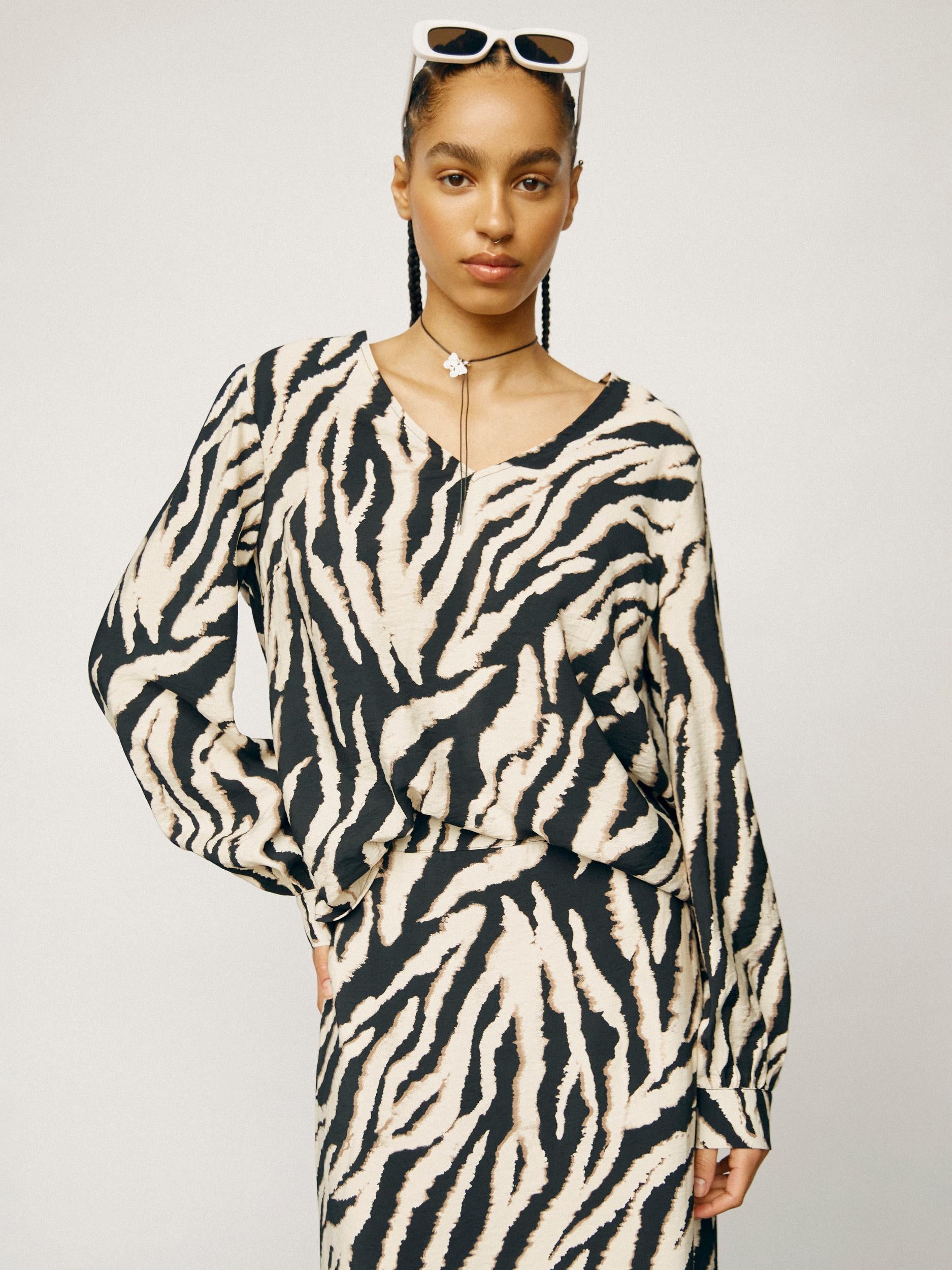 Object Jacira L/S V-neck Bluse Sandshell/Black/Fossil