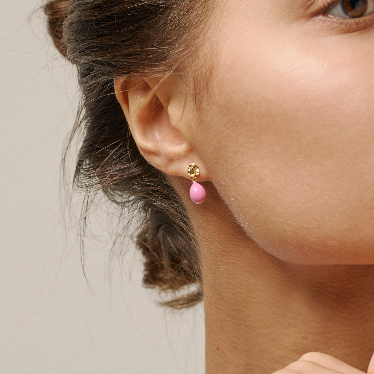 Enamel Poe Studs Øreringe Pink Hot på udsalg