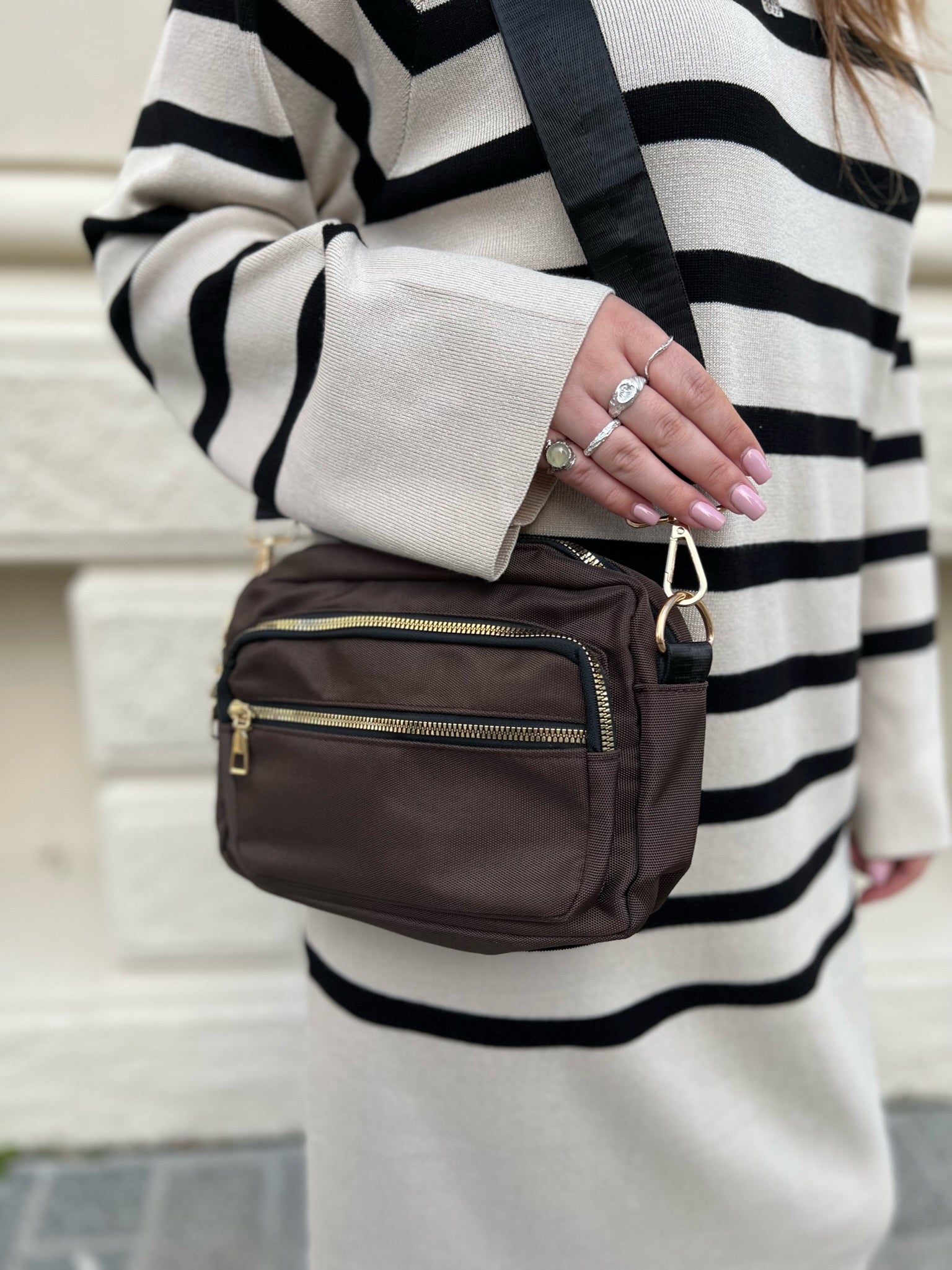 Black Colour Vanda Crossover Taske Coffee Online nu
