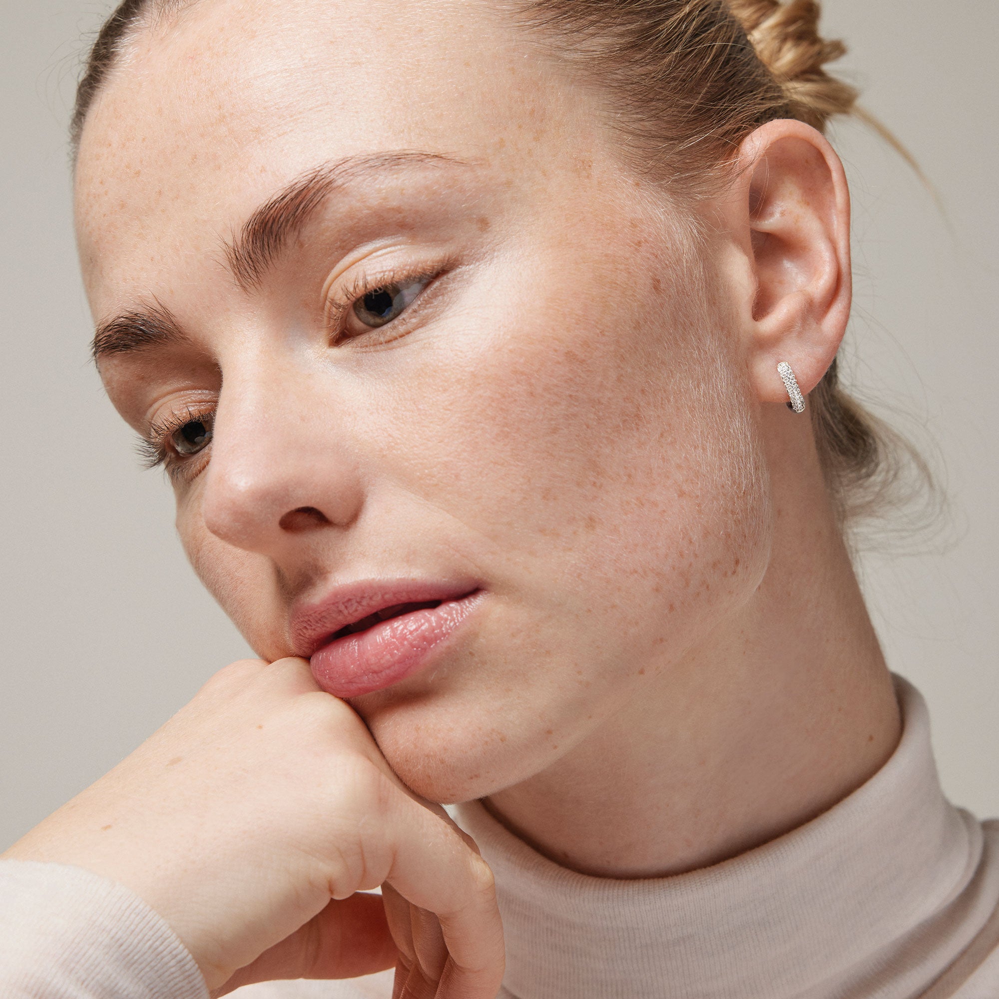 Enamel Sparkling Square 12 mm Hoops Clear Hot på udsalg