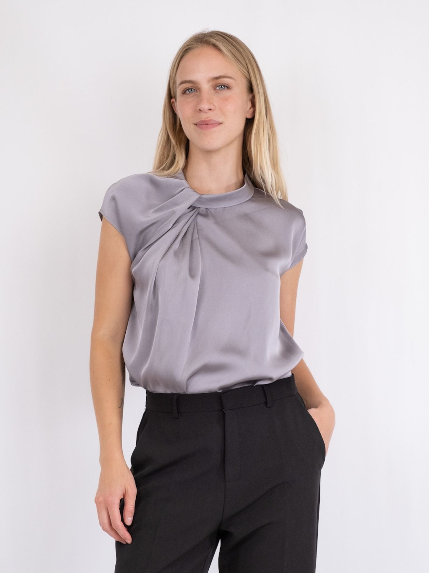 Neo Noir Fleur Drapy Satin Bluse Grey