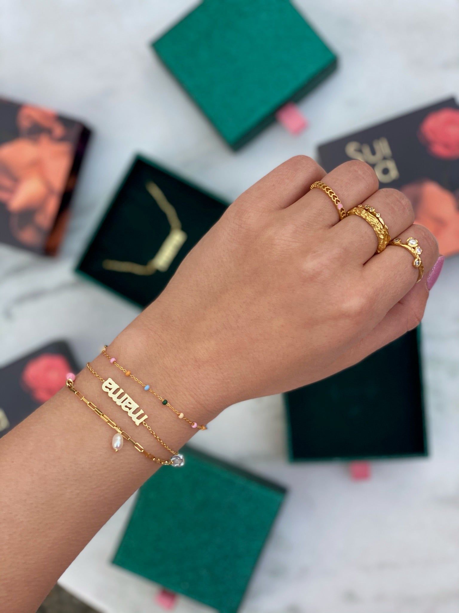 Sui Ava Mama Text Armbånd Guld