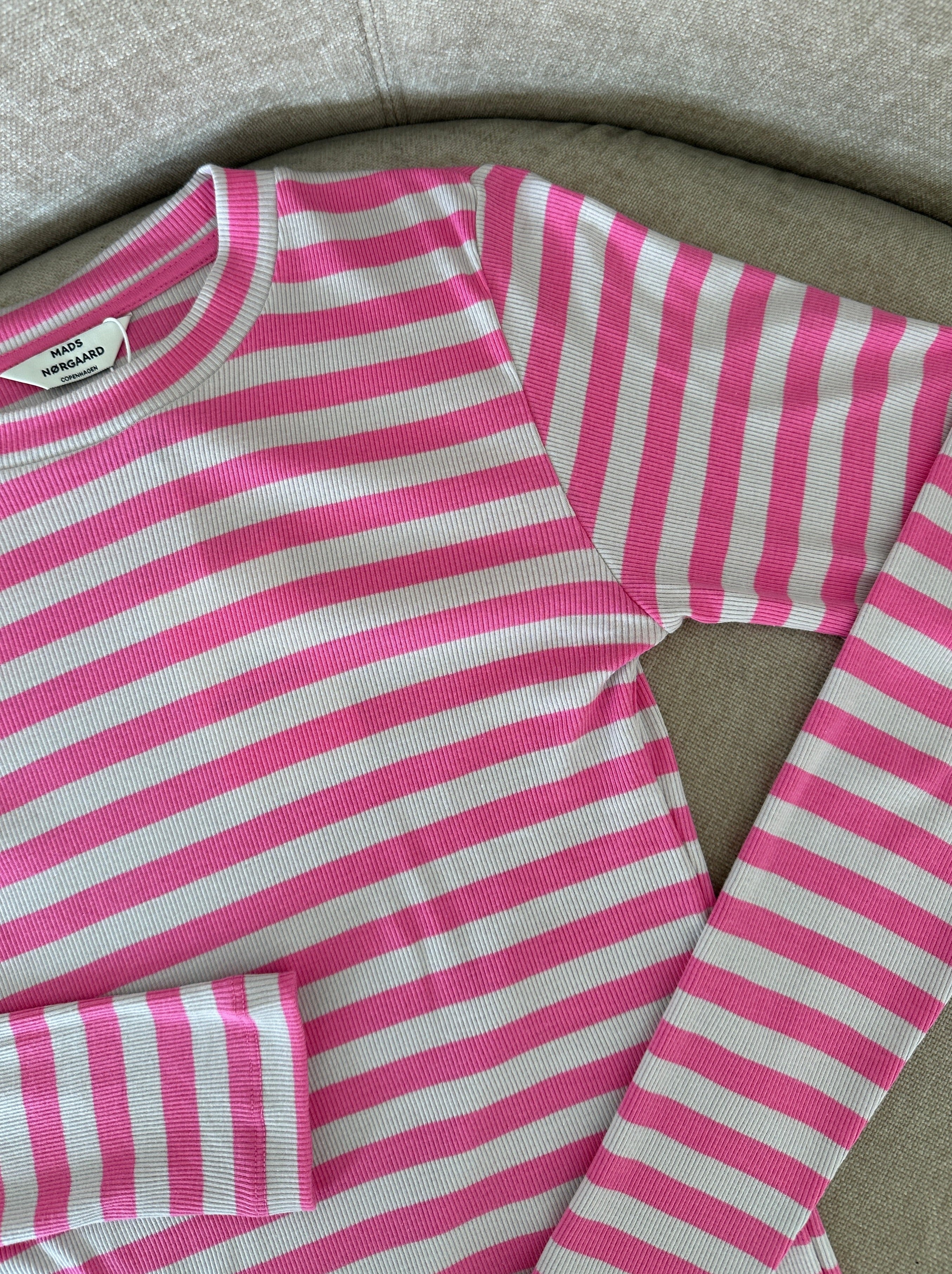 Mads Nørgaard 2x2 Cotton Stripe Tuba Bluse Carmine Rose/Quiet Grey Hot på udsalg
