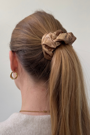 Satin Scrunchie - Lys Beige Hot på udsalg