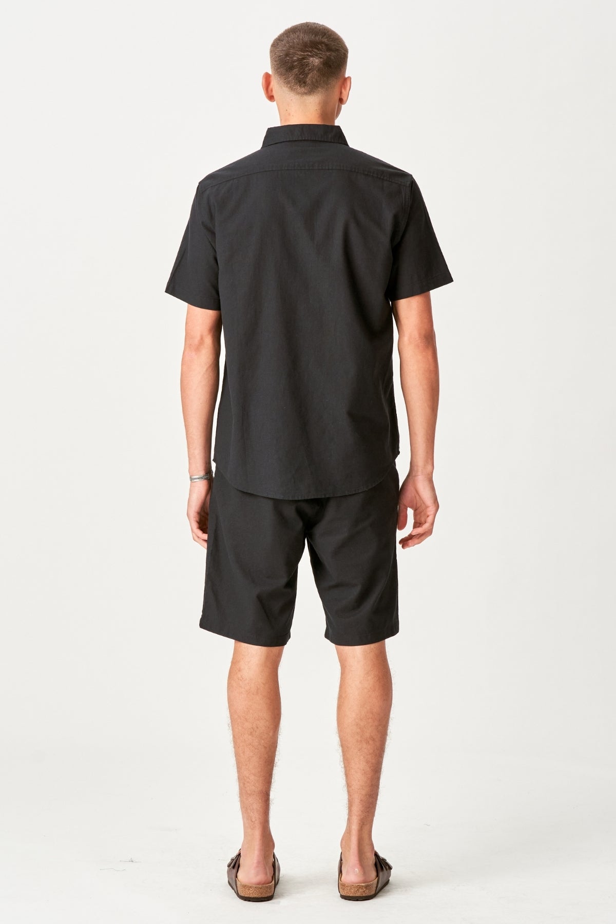 hoerset-saet-kortaermet-skjorte-hoer-shorts-sort-pakketilbud_1.jpg Hørset Sæt Kortærmet Skjorte + Hør shorts – Sort (Pakketilbud)