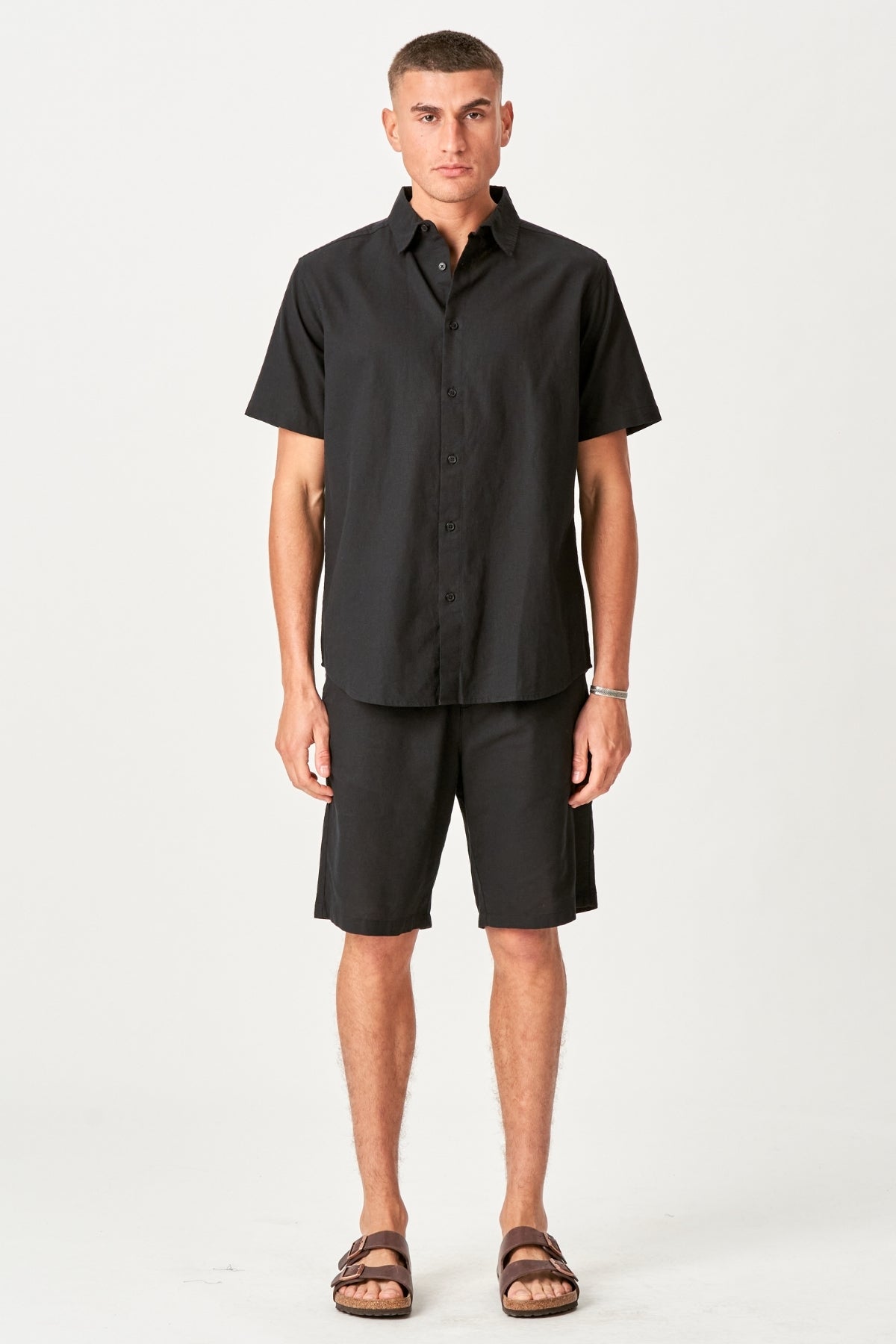 hoerset-saet-kortaermet-skjorte-hoer-shorts-sort-pakketilbud_2.jpg Hørset Sæt Kortærmet Skjorte + Hør shorts – Sort (Pakketilbud)