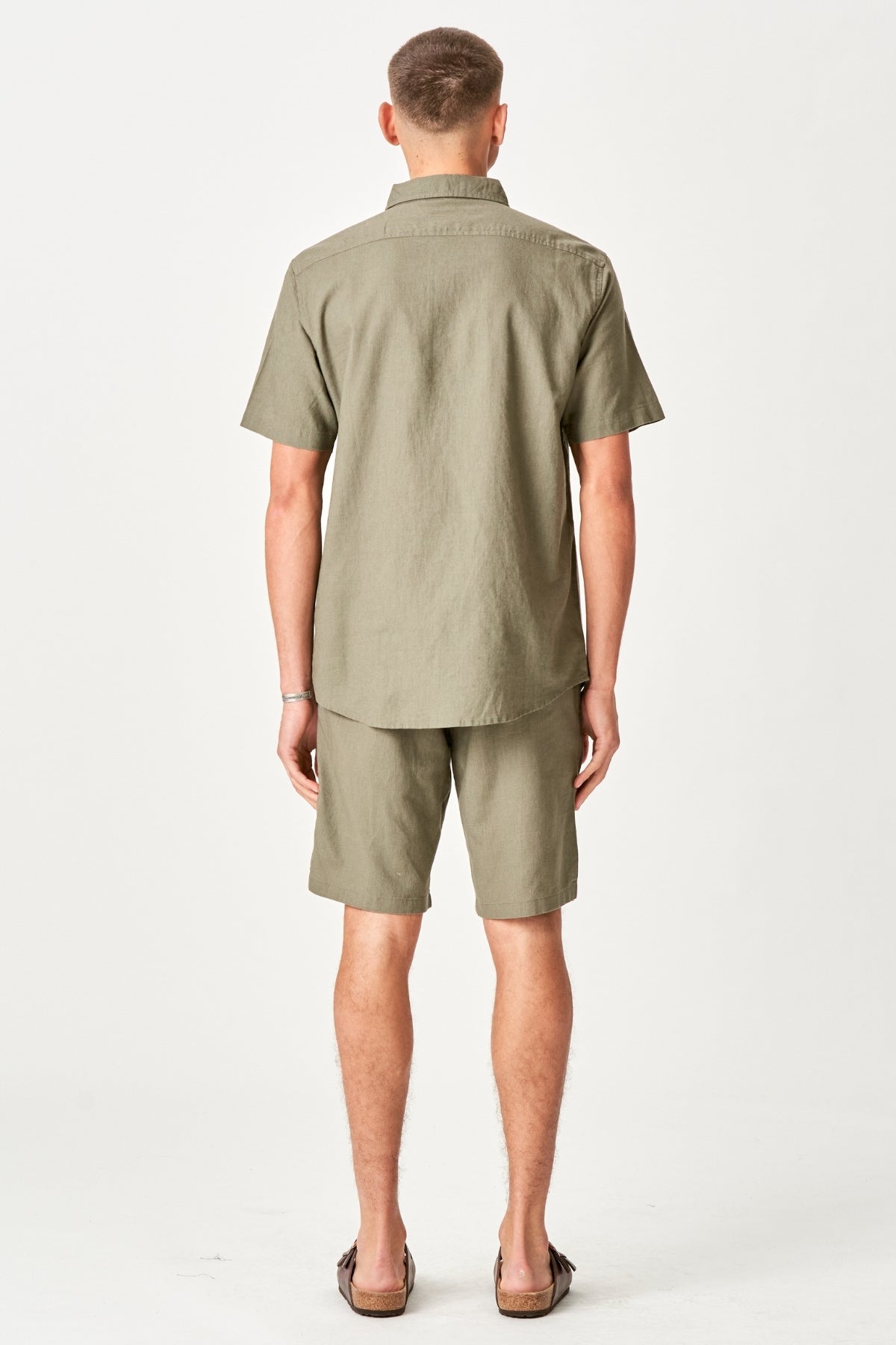 hoerset-saet-kortaermet-skjorte-hoer-shorts-army-pakketilbud_1.jpg Hørset Sæt Kortærmet Skjorte + Hør shorts – Army (Pakketilbud) Mode