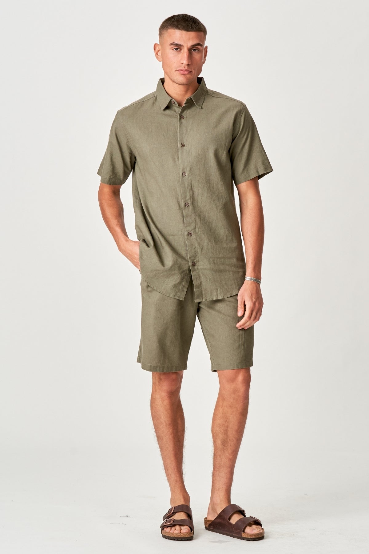 hoerset-saet-kortaermet-skjorte-hoer-shorts-army-pakketilbud_2.jpg Hørset Sæt Kortærmet Skjorte + Hør shorts – Army (Pakketilbud) Mode